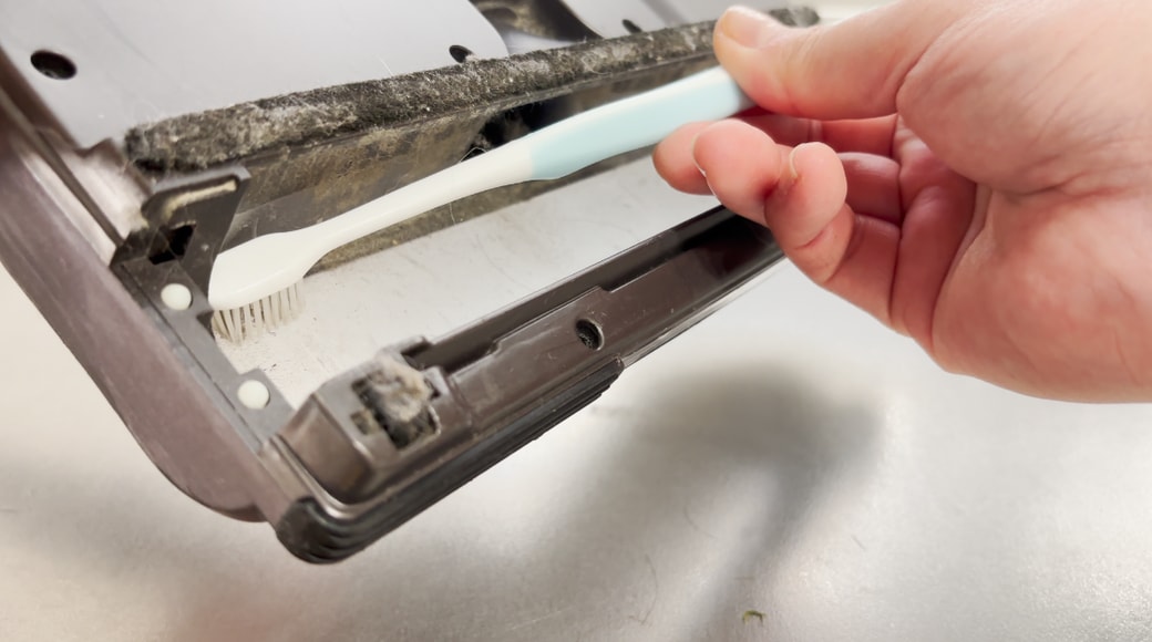 歯ブラシを使ってホコリを取り除く