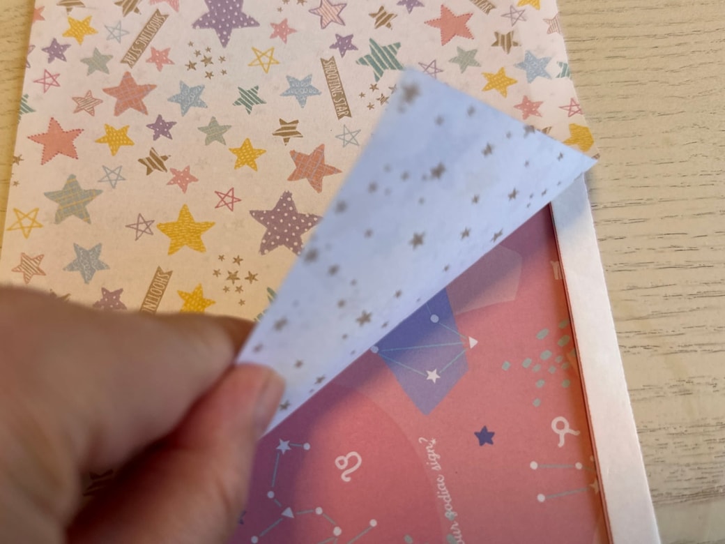 2枚の折り紙を貼り合わせたところ