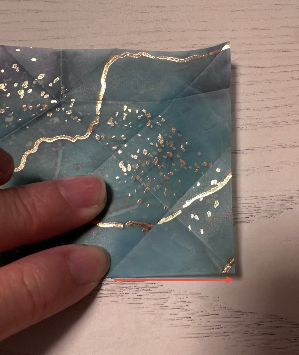 三角の底辺に折り目をつけたところ