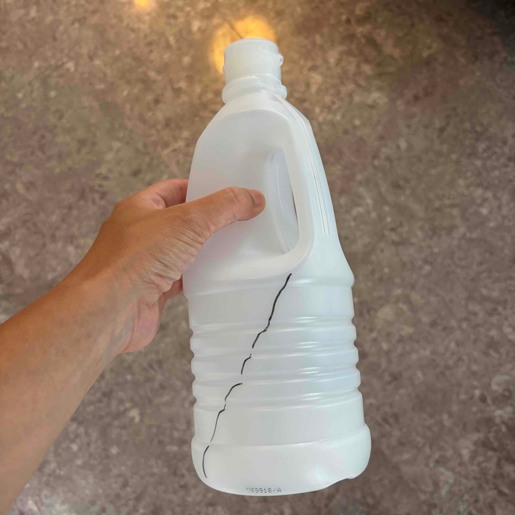 空き容器に線をかいたところ