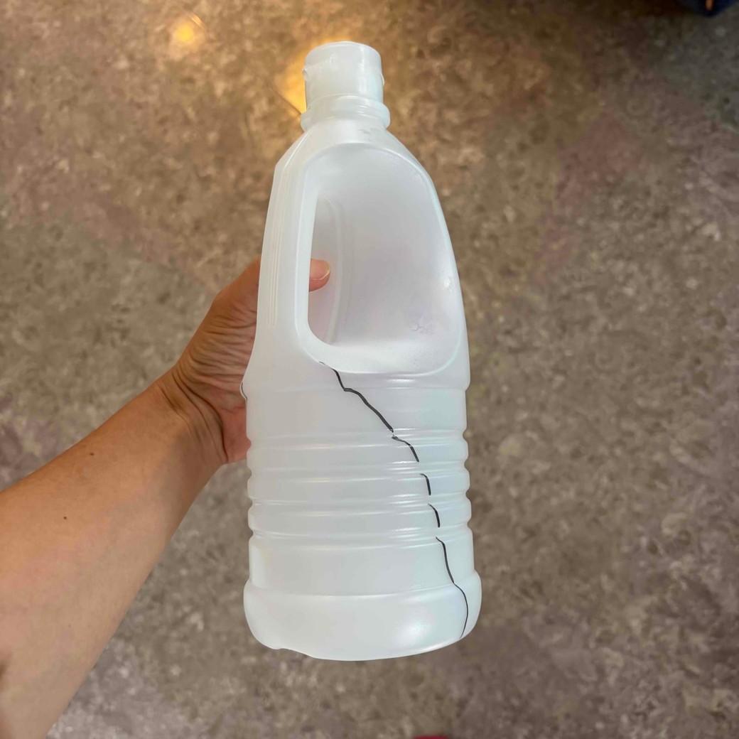 空き容器に線をかいたところ