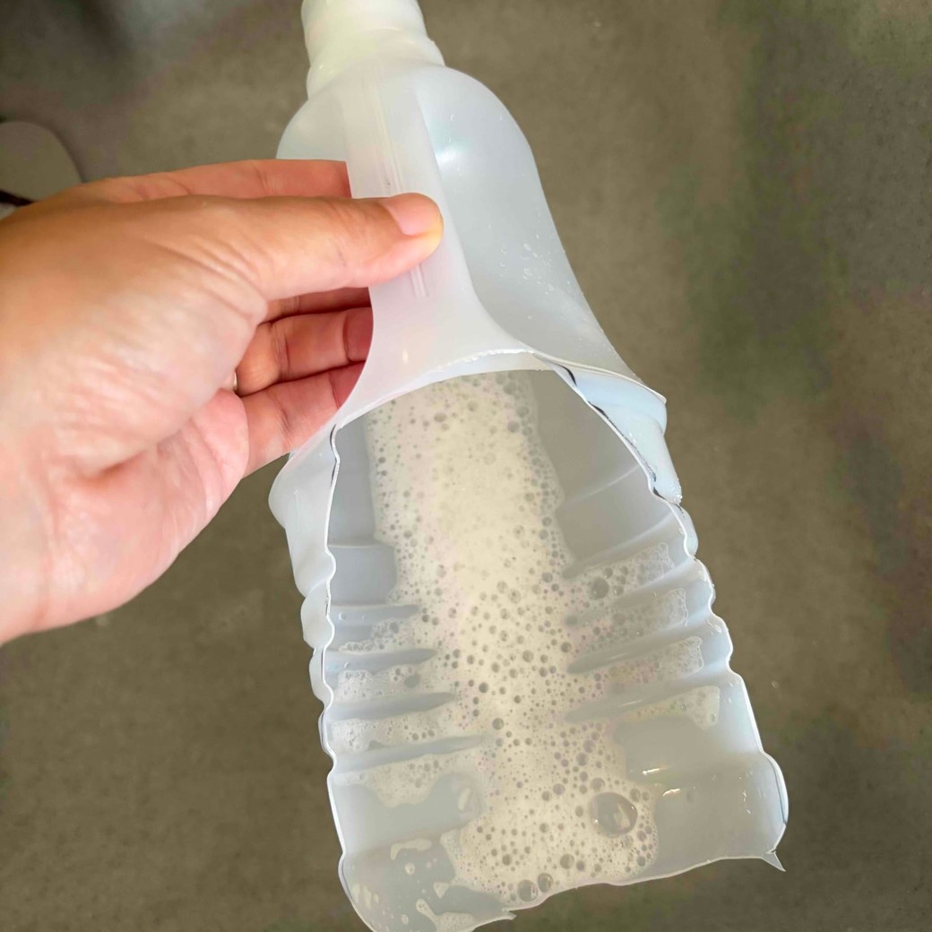 空き容器を洗剤で洗っているところ