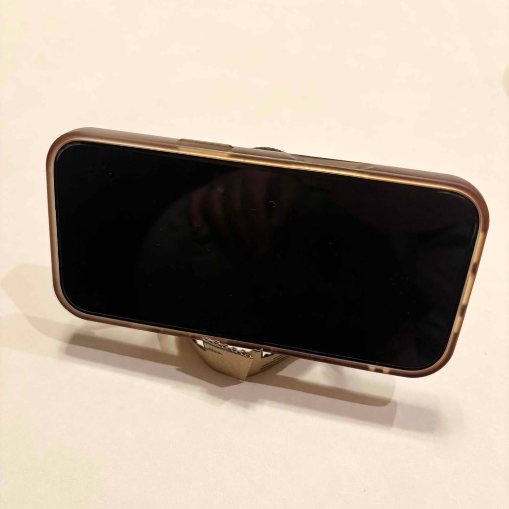 活用法1．スマホスタンドに。スマホをスリーブに立てたところ