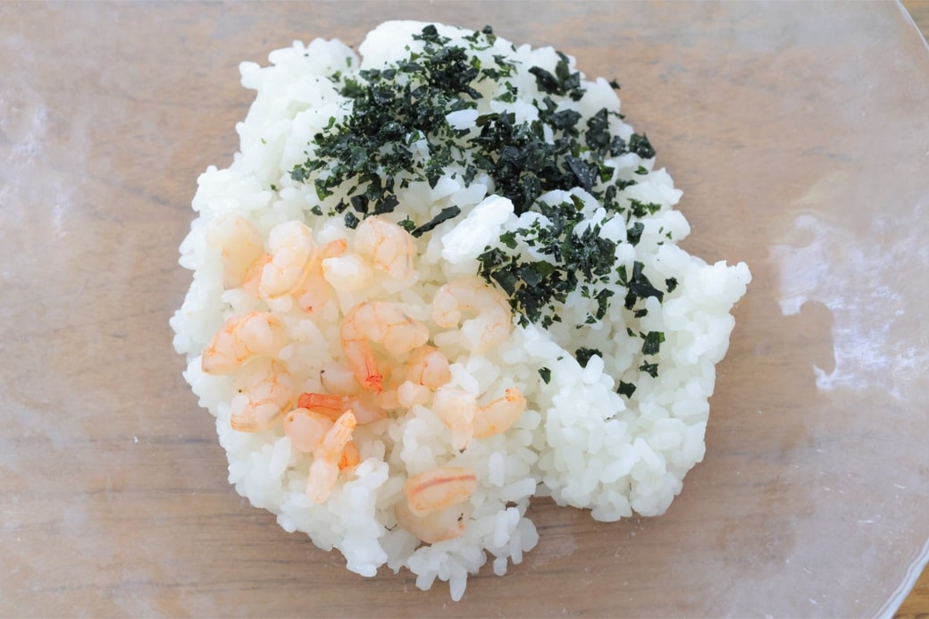 「わかめとえびのおにぎり」