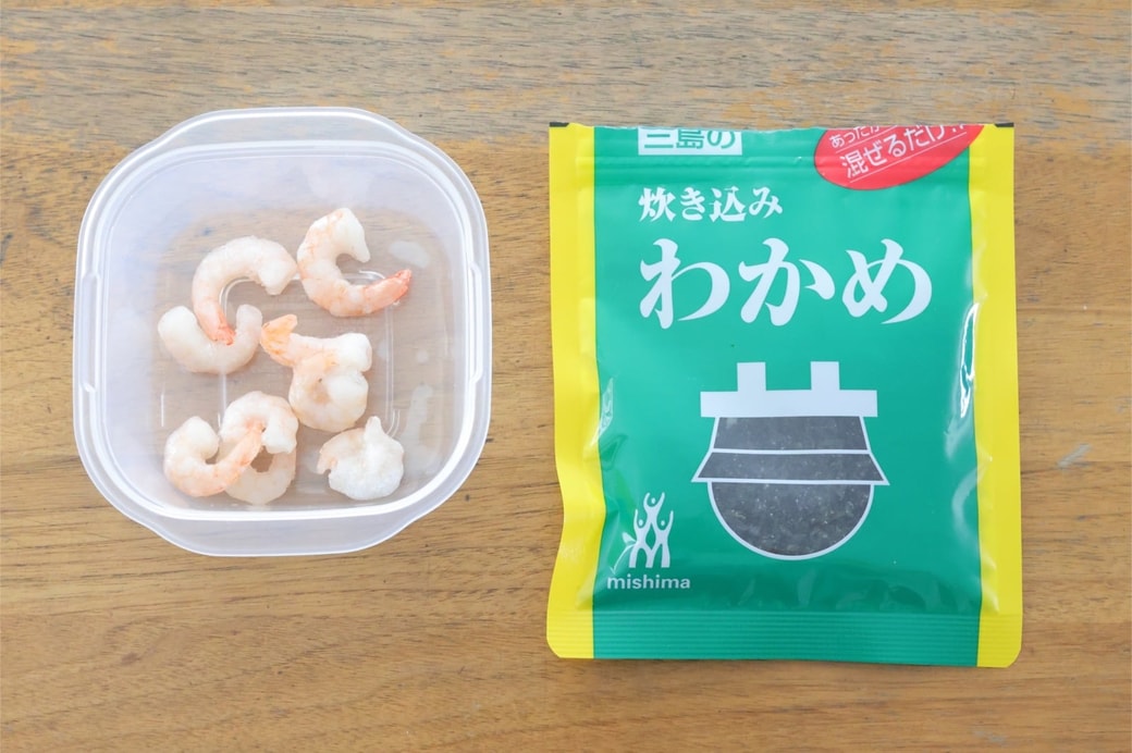 「わかめとえびのおにぎり」