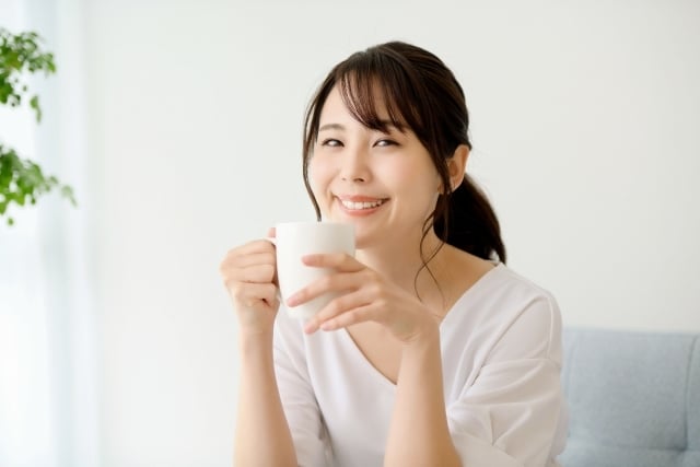 くつろぐ女性