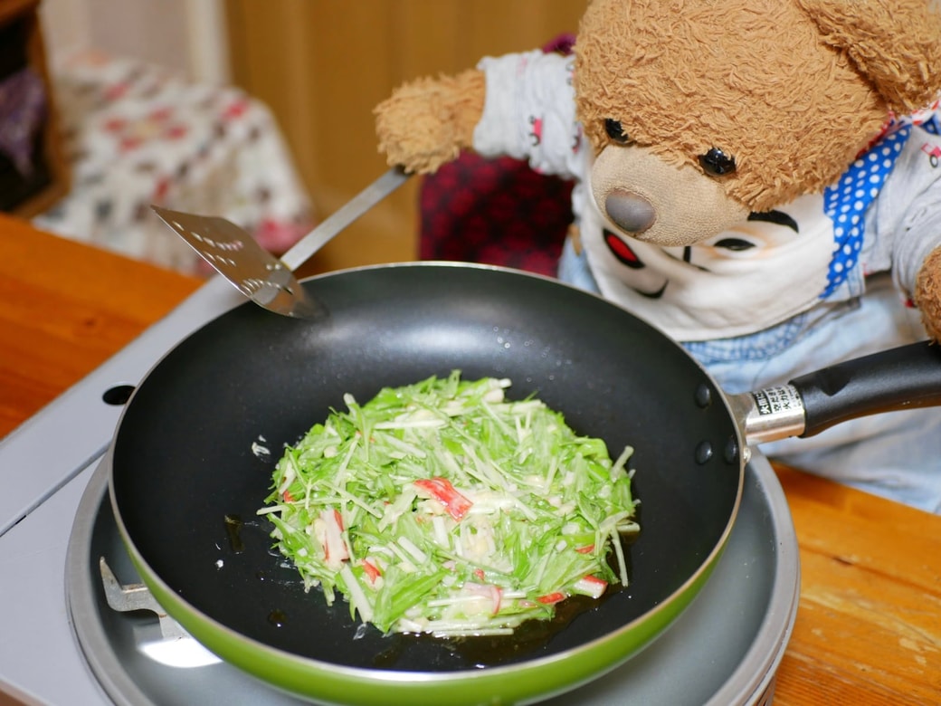 チヂミを焼くくまくん