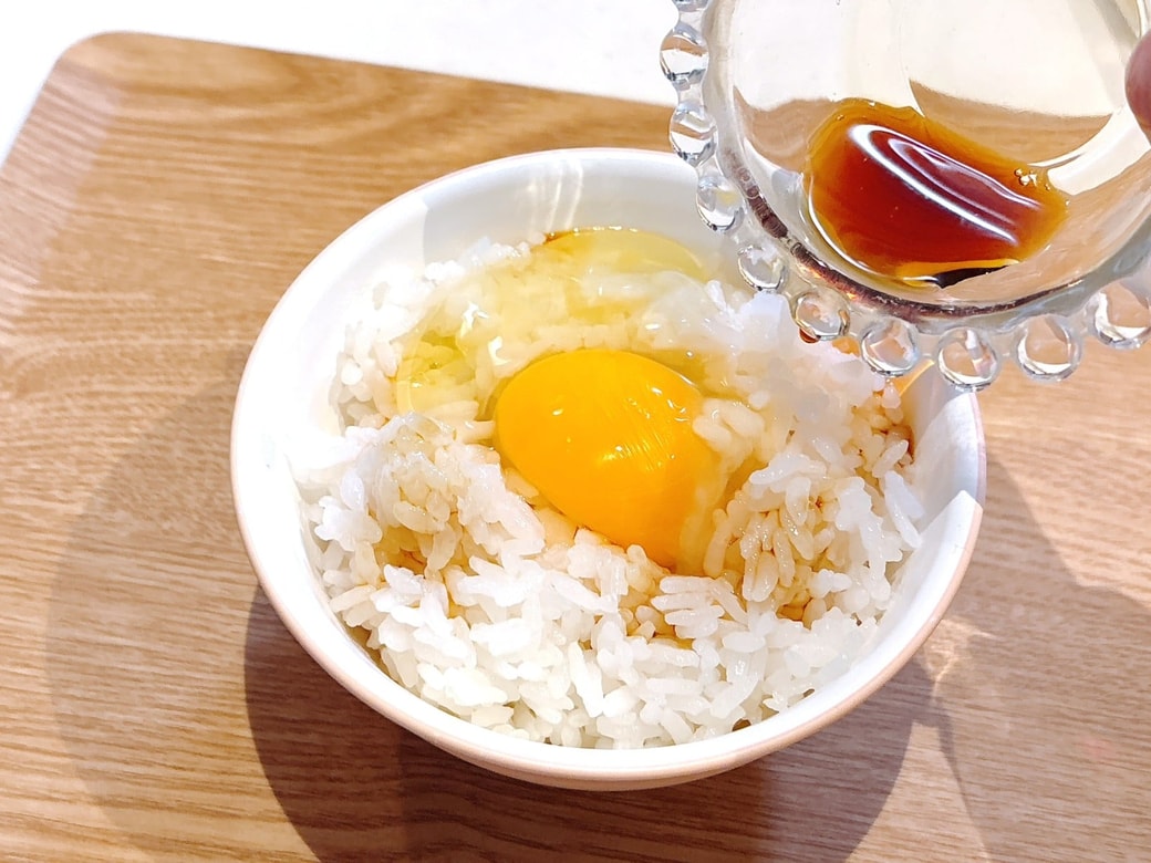 醤油を回しかける