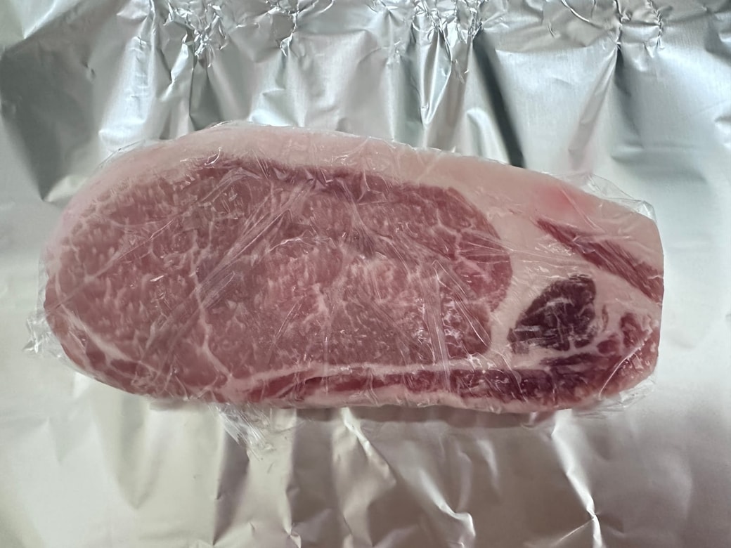 ラップとホイルで肉を包むところ