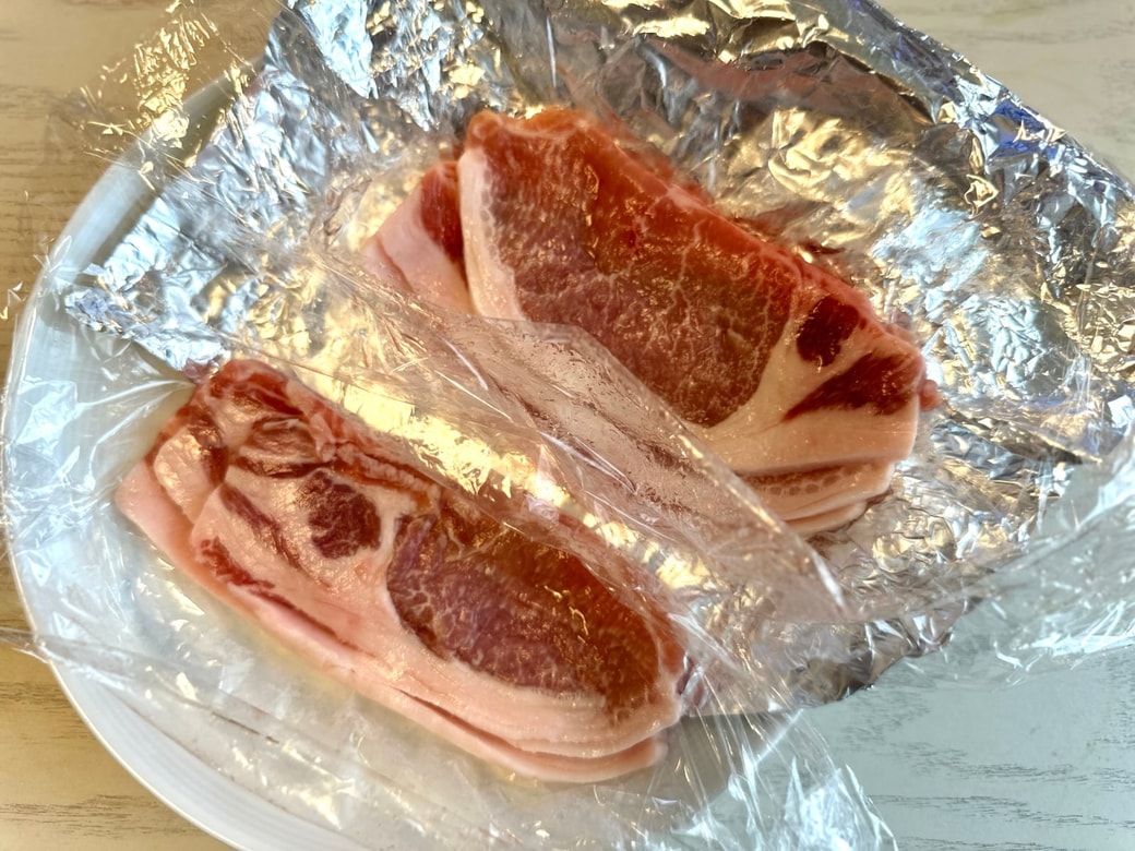 肉をアルミホイルで包むところ