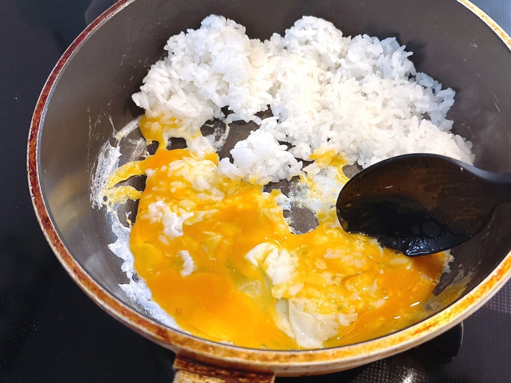 卵を割り入れて、半熟になったら全体を炒め合わせる