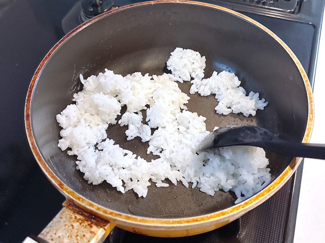 フライパンに油をひき、ごはんを炒める