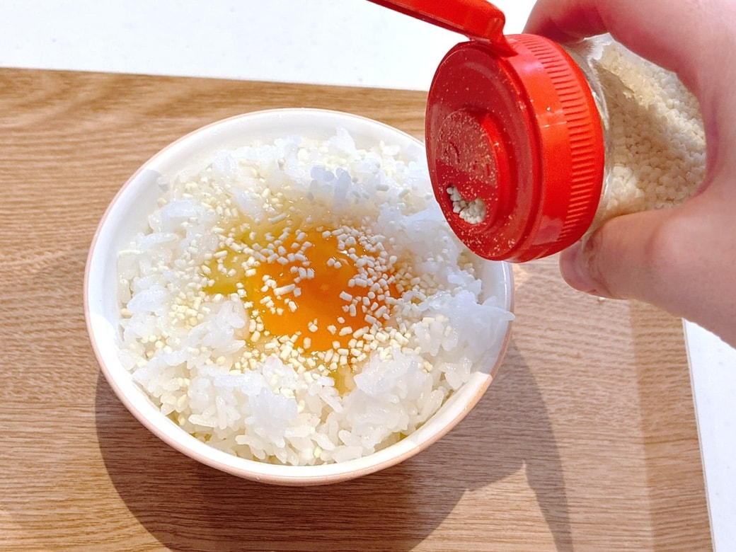 鶏ガラスープの素を卵かけごはんにかける