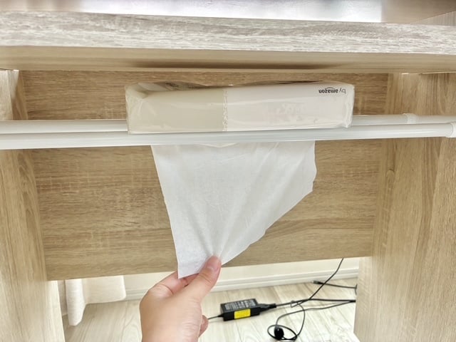 机の下に突っ張り棒2本を設置してティッシュを設置