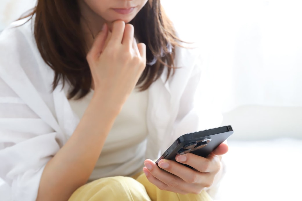 スマホを持つ女性