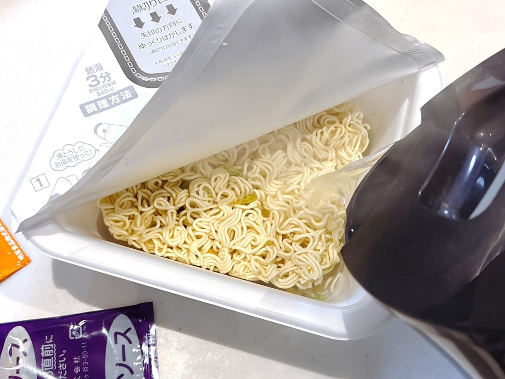 パッケージに記載の手順でカップ焼きそばを作る