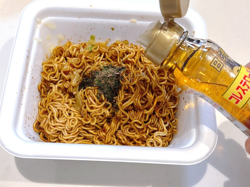 割賦焼きそばにごま油をかける