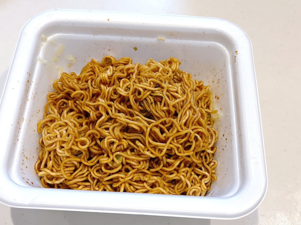 ごま油をかけたカップ焼きそばの味は……?