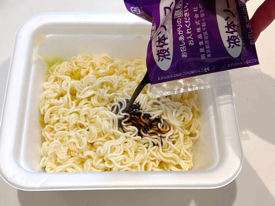 麺にソースを絡める