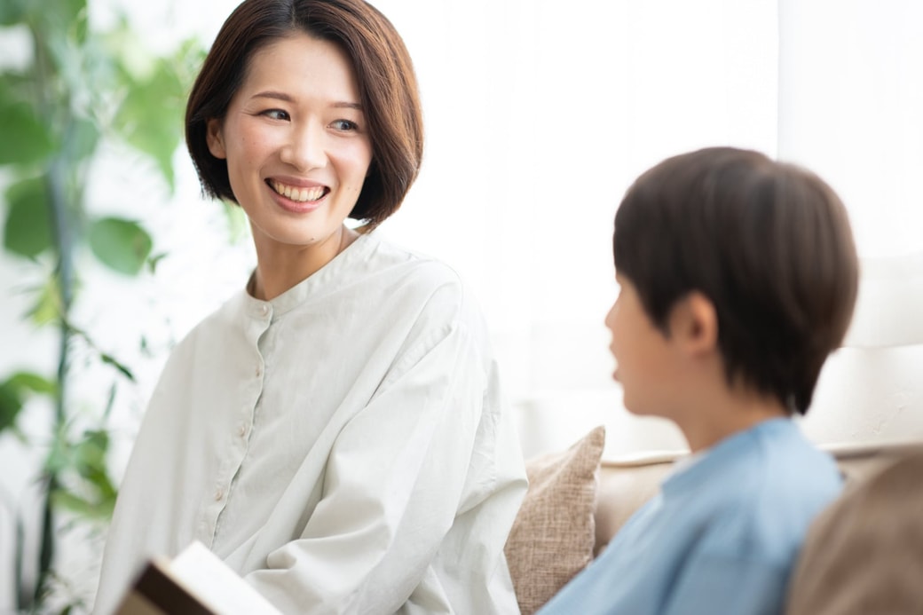 会話する親子