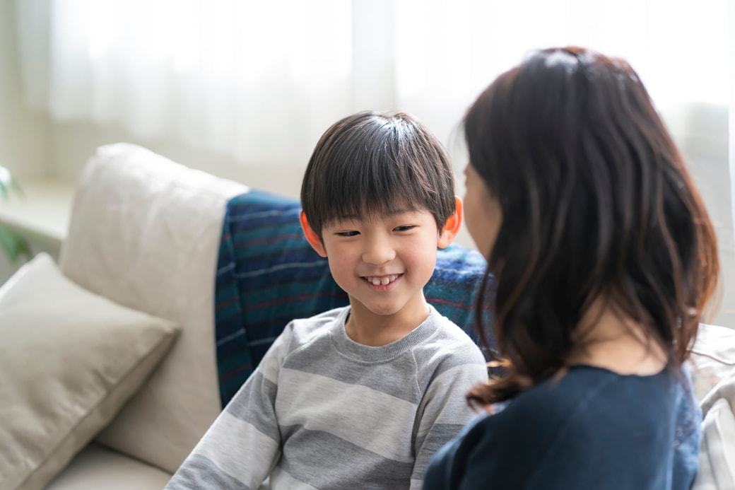 会話する親子