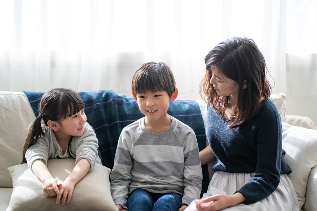 ソファで会話する親子