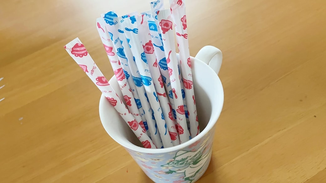 マグカップをスティックシュガーの収納に