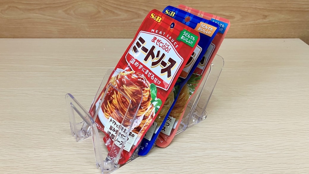 ハンカチスタンドをパウチ食品の整理に