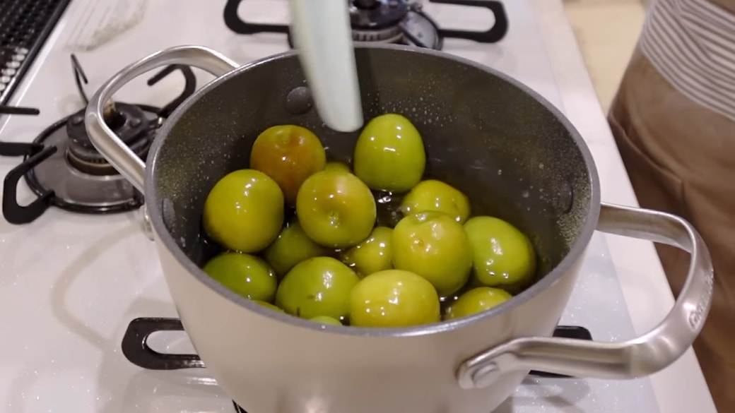 煮詰めたみりんに青梅を加える人
