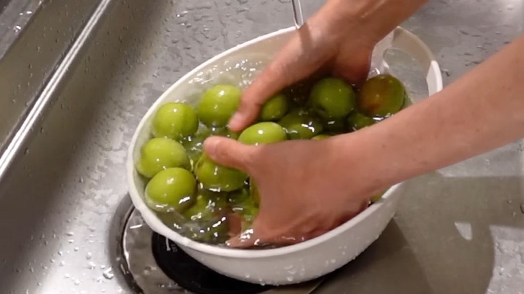 青梅を洗う人