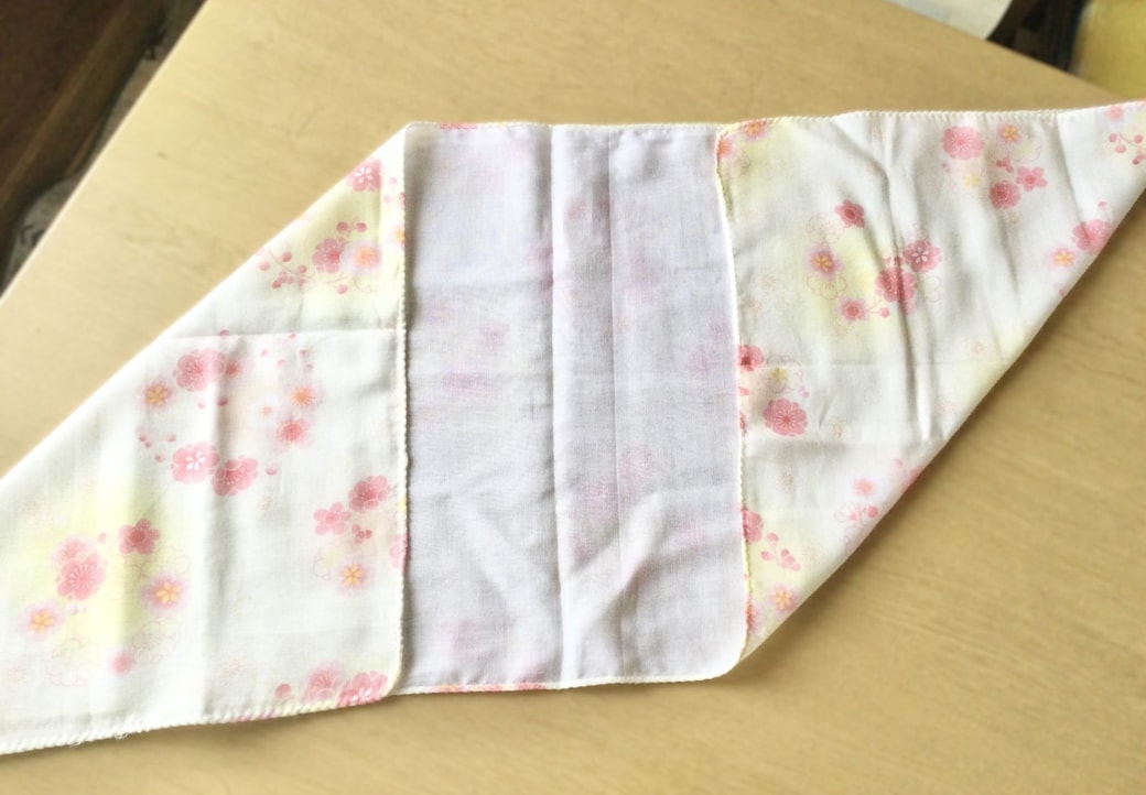手ぬぐいの両端を三角に折る