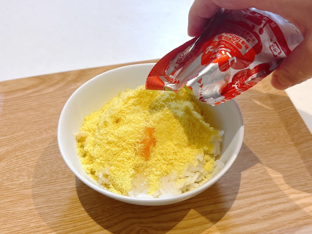 卵をのせたごはんにコーンスープの素をかける