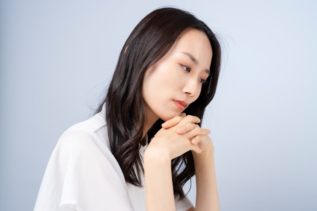 考え込む女性