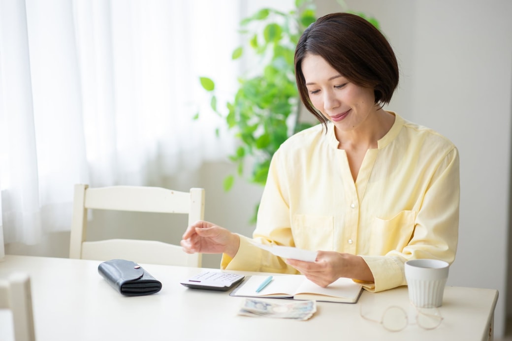 家計簿をつける女性