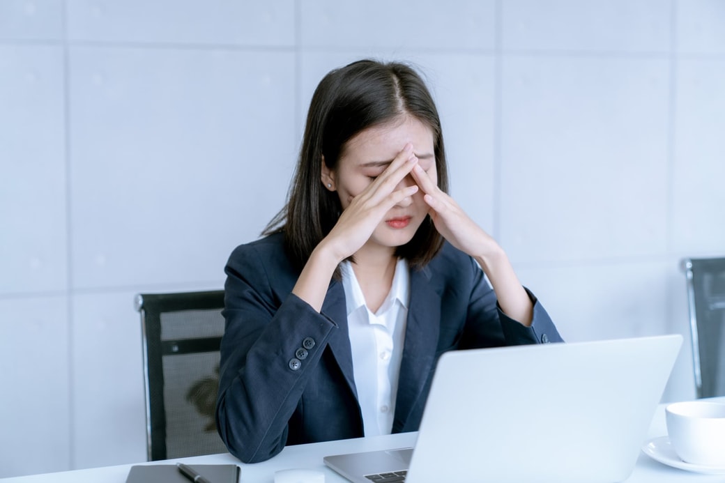 仕事に追われる女性のイメージ