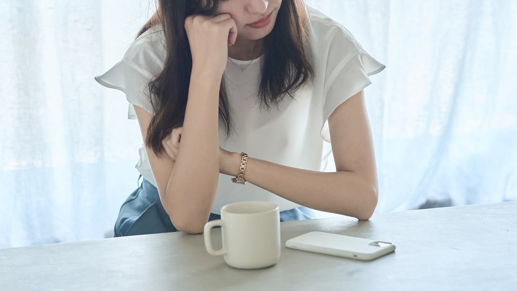 一人で考える女性のイメージ