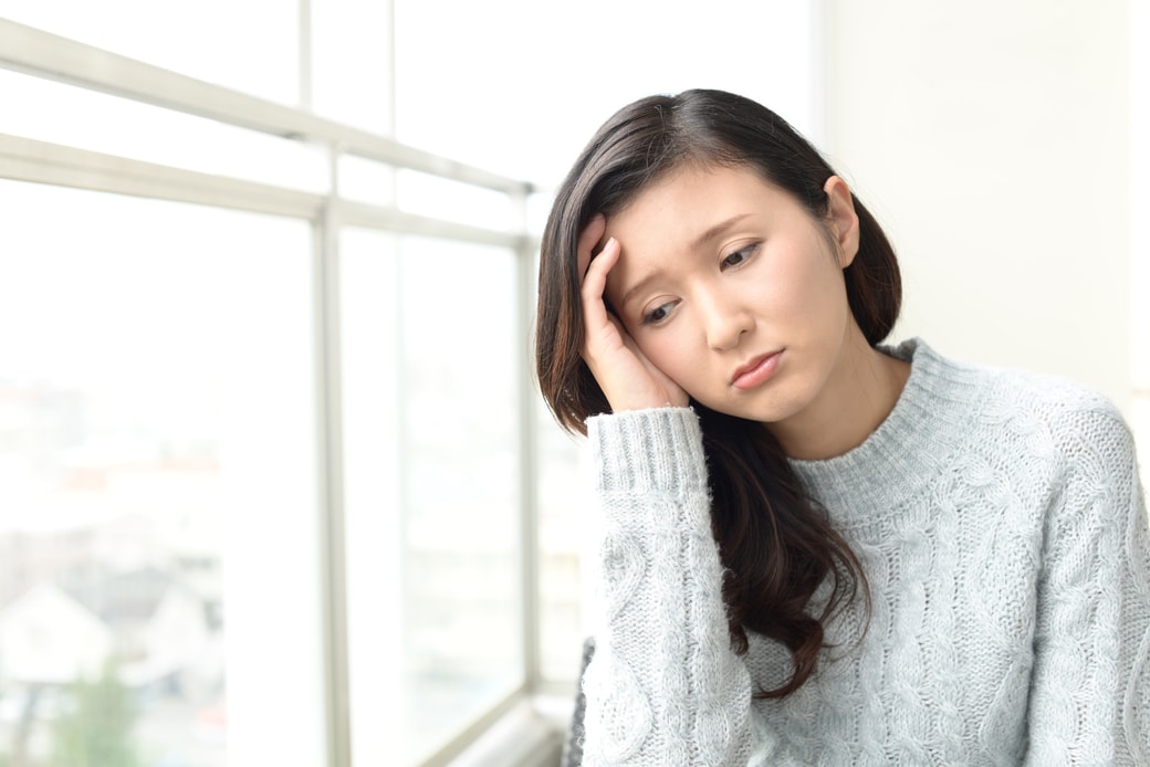落ち込む女性のイメージ