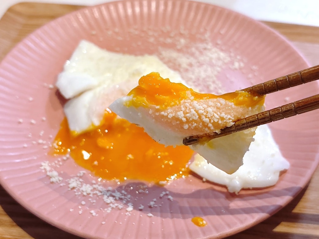 半熟の黄身と粉チーズを絡めると美味しい