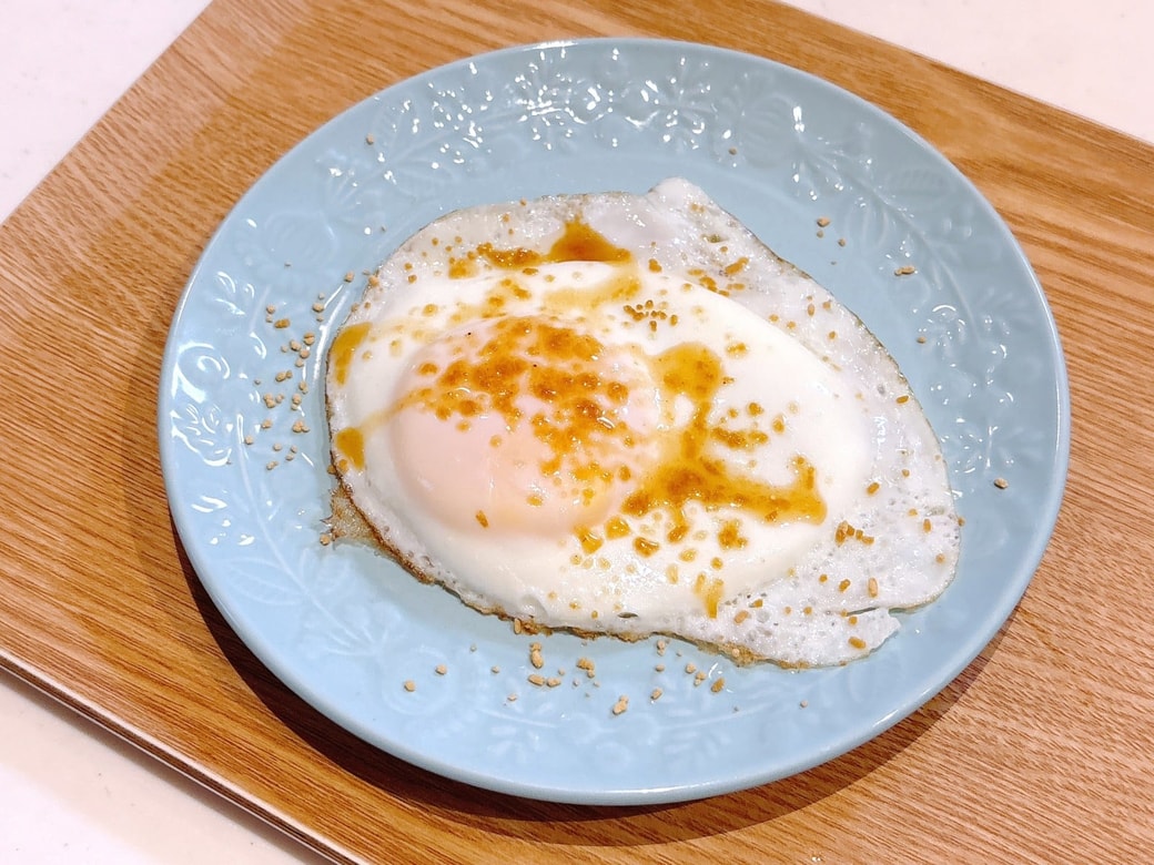 できあがった「コンソメ目玉焼き」
