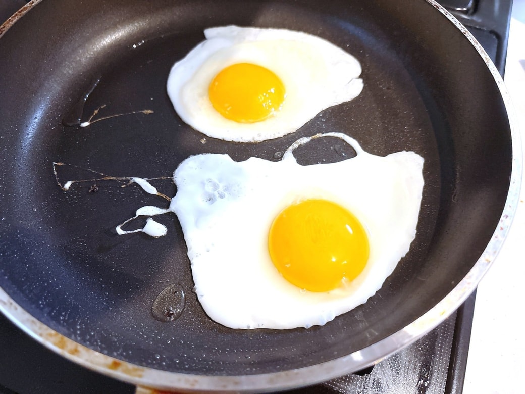 フライパンに油をひき、目玉焼きを作る