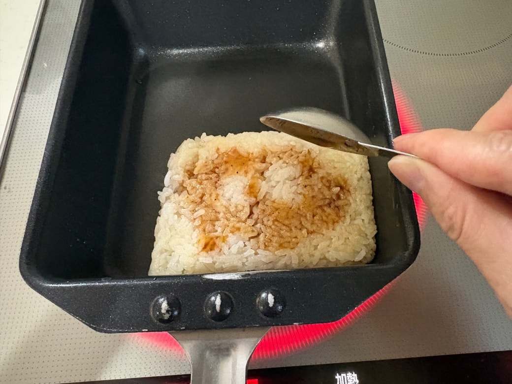 焼肉のたれを回しかけて焼く