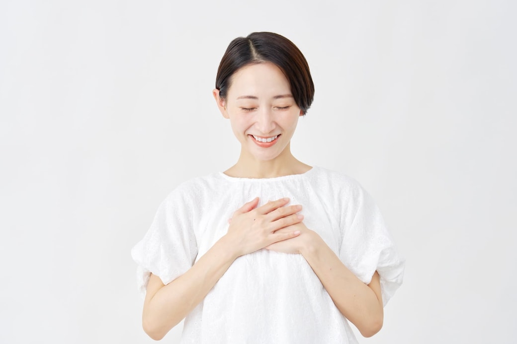 自分を見つめる女性