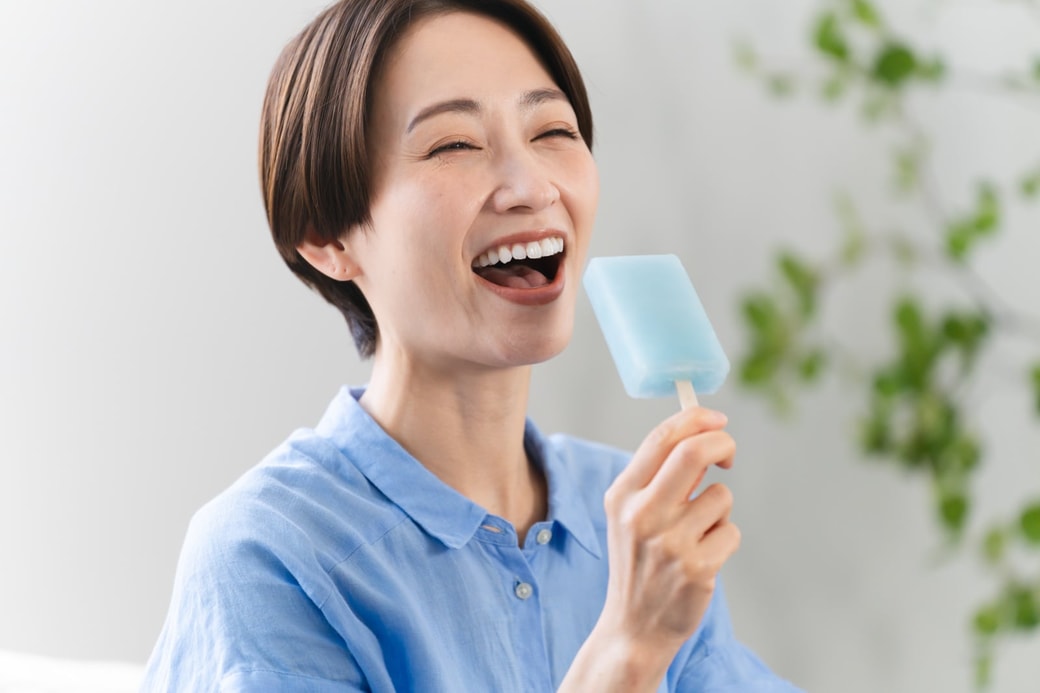 アイスを食べる女性