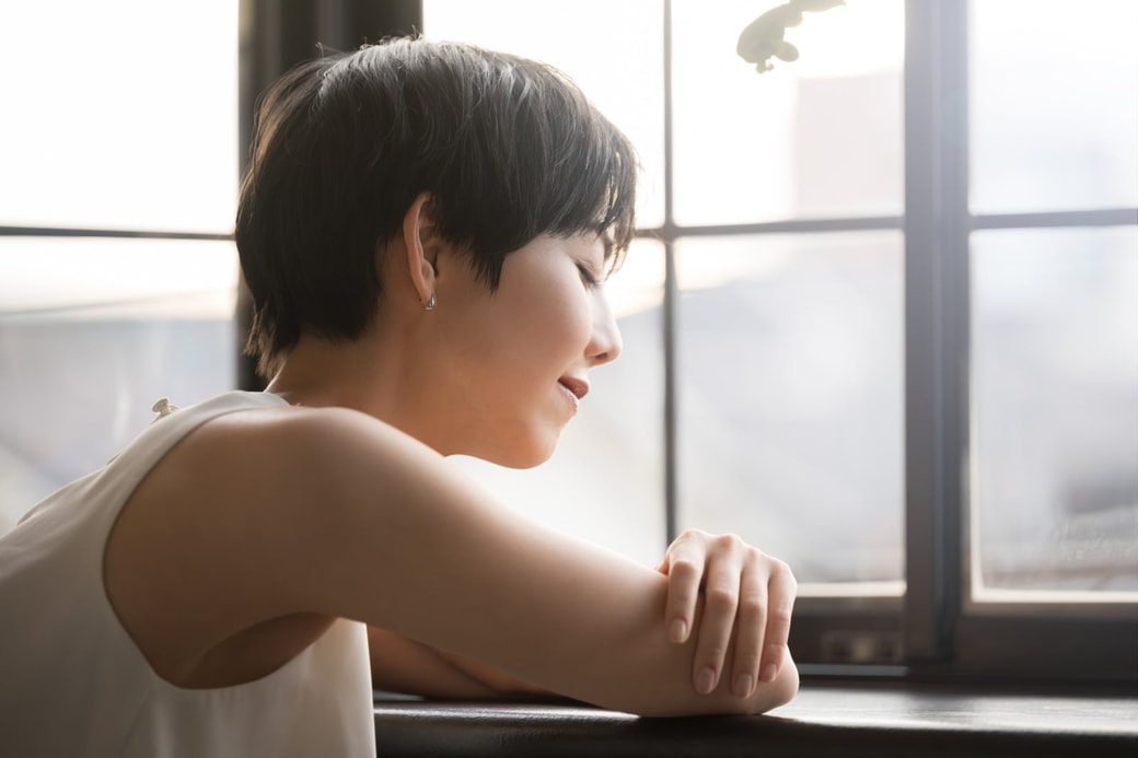 目を閉じる女性