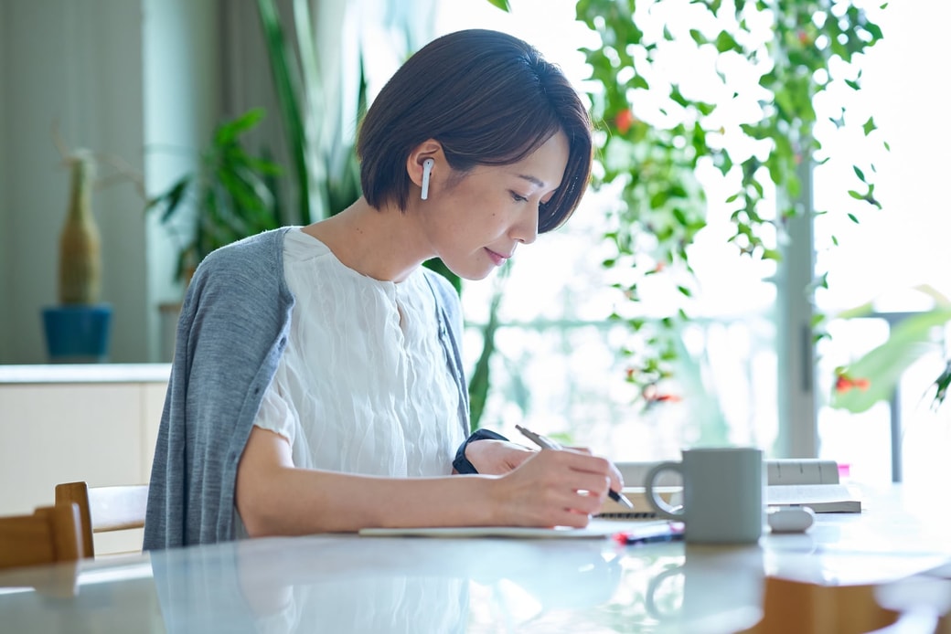 勉強する女性
