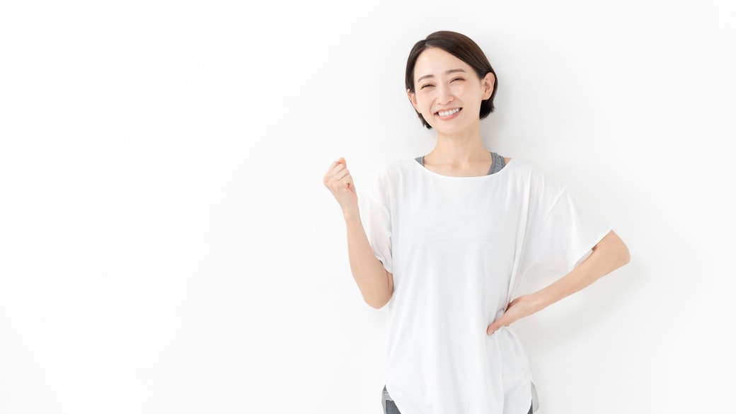 ガッツポーズする女性