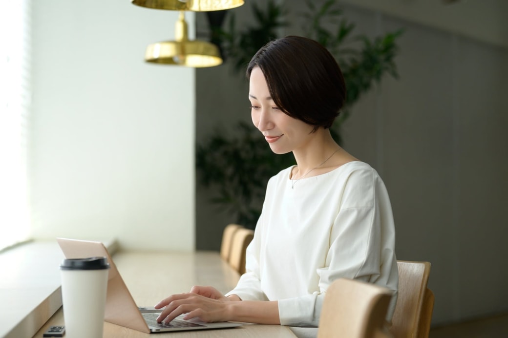 仕事をする女性