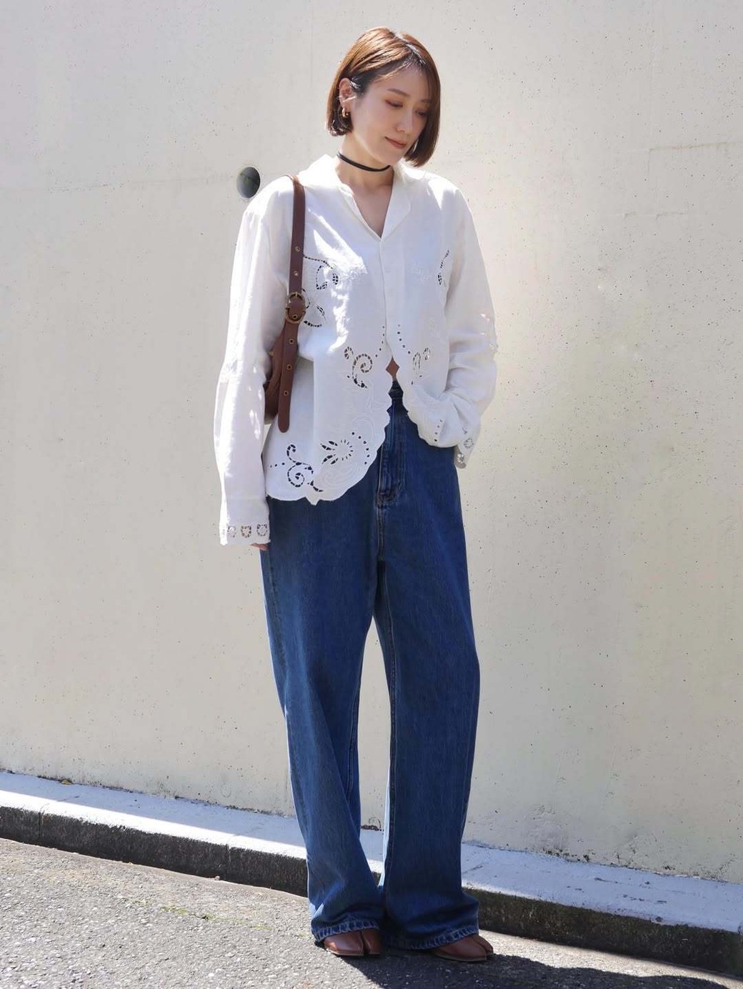 カットワークがナチュラル＆ガーリーな印象の白ブラウスとデニムが好相性。