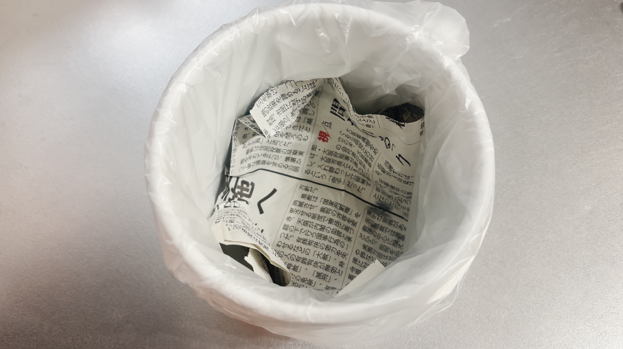 袋の底に新聞紙を敷いておく
