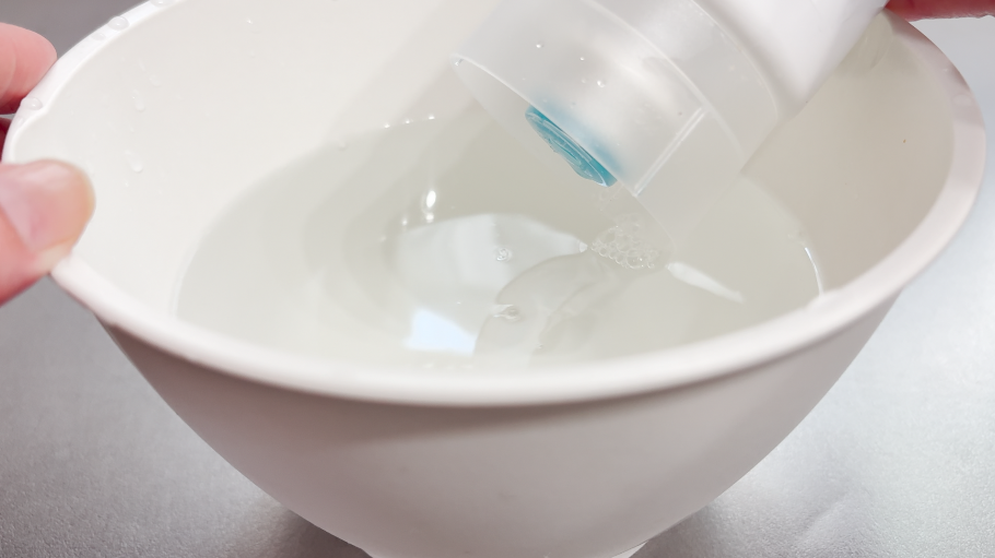 水の入った容器に洗剤を少量入れる